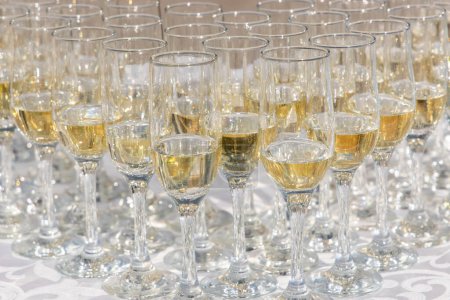 Foto de Copas de boda llenas de champán, listas para servir - Imagen libre de derechos