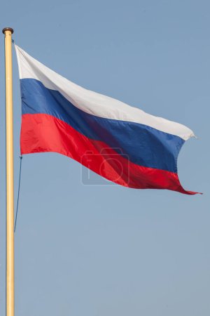 Téléchargez les photos : Drapeau russe sur le mât, ciel bleu - en image libre de droit