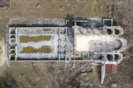 Foto de Vista aérea de la Gran Basílica, Pliska, Bulgaria. La catedral cristiana más grande de la Europa medieval. La primera capital búlgara. - Imagen libre de derechos
