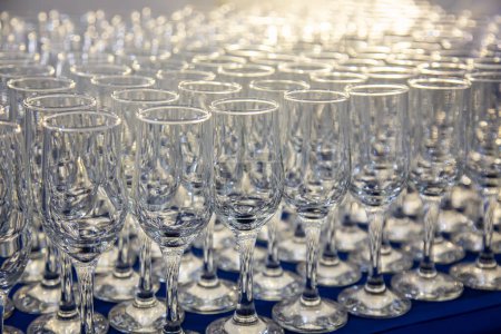 Téléchargez les photos : Beaucoup de verres à champagne vides sur une table. Restauration pour la préparation de l'événement, verres vides pour boire - en image libre de droit