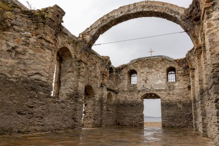 Foto de Vista interior de las ruinas de la iglesia hundida Iglesia de Saint Ivan Rilski en la presa de Zhrebchevo, Bulgaria - Imagen libre de derechos