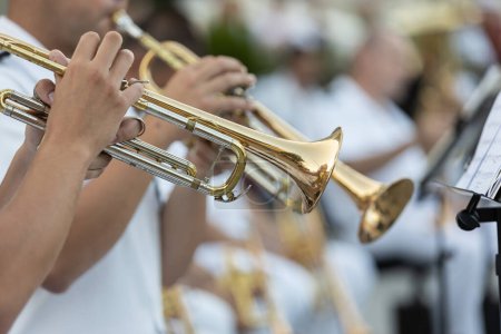Téléchargez les photos : Musiciens jouent sur des trompettes - en image libre de droit