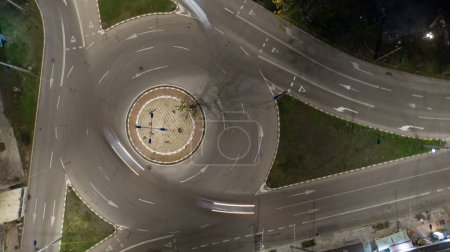 Foto de Vista de arriba hacia abajo cruce de carretera redonda con senderos ligeros. Circle carretera por la noche - Imagen libre de derechos