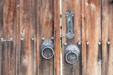 Téléchargez les photos : Vieilles portes en bois avec poignée de porte en métal, frappeur. Portes en bois avec ferrures métalliques - en image libre de droit