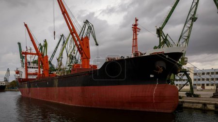 Foto de Gran buque de carga en un muelle en el puerto - Imagen libre de derechos