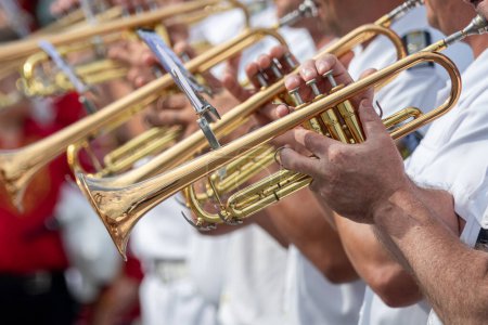 Téléchargez les photos : Musiciens jouent sur des trompettes - en image libre de droit