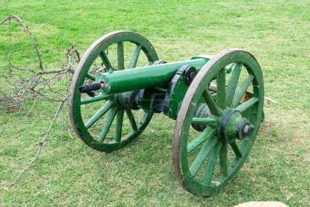 Téléchargez les photos : Ancien canon antique avec roues en bois sur herbe
. - en image libre de droit