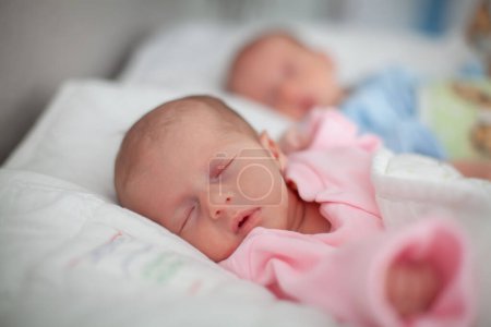 Téléchargez les photos : Deux bébés jumeaux adorables dormant - en image libre de droit