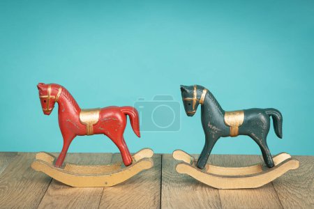 Téléchargez les photos : Deux chevaux à bascule vintage sur sol en bois. Bleu et rouge - en image libre de droit