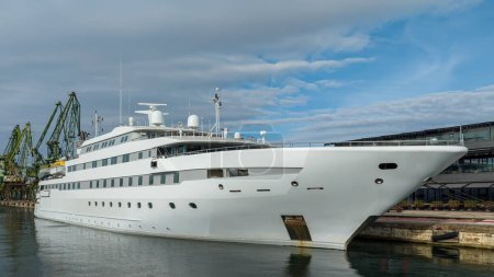 Téléchargez les photos : Grand yacht à moteur de luxe amarré dans le port de Varna, Bulgarie - en image libre de droit