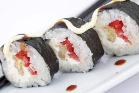 Téléchargez les photos : Rouleaux de sushi japonais traditionnels - en image libre de droit