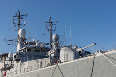 Foto de Armas modernas en la cubierta de un barco militar - Imagen libre de derechos