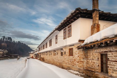 Téléchargez les photos : Maisons anciennes à Tryavna, Bulgarie. Tryavna en hiver. Renouveau national architecture bulgare. - en image libre de droit