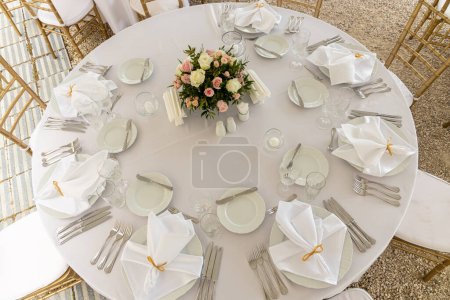Téléchargez les photos : Table de mariage pour dîner à l'extérieur. Mariage, décoration, célébration, design floral, concept de vacances - en image libre de droit