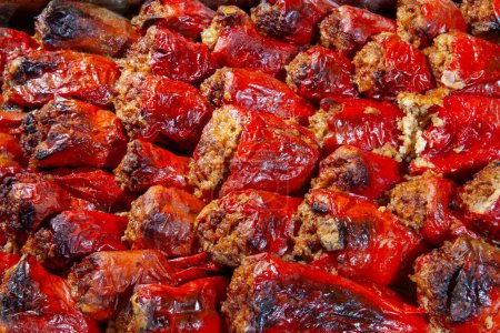 Téléchargez les photos : Poivrons rouges farcis de viande et de riz. Poivrons remplis - en image libre de droit