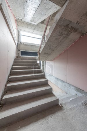 Foto de Escaleras de hormigón sin terminar en un sitio de construcción. Construcción. Edificio sin terminar. Salón de la escalera - Imagen libre de derechos