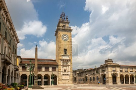 Téléchargez les photos : Tour Torre dei Caduti, située sur la Piazza Vittorio Veneto dans la partie inférieure de la ville de Bergame. Une partie du réseau du Musée d'Histoire de Bergame - en image libre de droit
