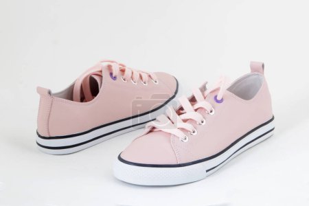 Téléchargez les photos : Chaussures de gym en toile rose sur fond blanc. Baskets roses - en image libre de droit
