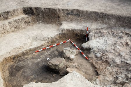 Foto de Excavaciones arqueológicas en tierra firme. Herramientas arqueológicas - Imagen libre de derechos