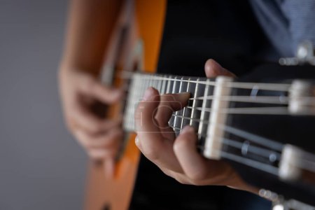 Foto de Tocando la guitarra. Adolescente tocando la guitarra. De cerca. Concepto de estilo de vida. - Imagen libre de derechos