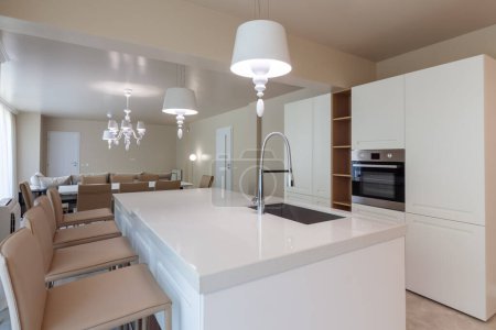 Téléchargez les photos : Nouvelle cuisine blanche moderne. Nouvelle maison. Photographie d'intérieur - en image libre de droit