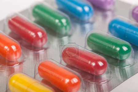 Téléchargez les photos : Gros plan des pilules colorées en blister - en image libre de droit