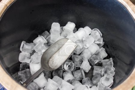 Téléchargez les photos : Cuillère à glace et seau à glace - en image libre de droit