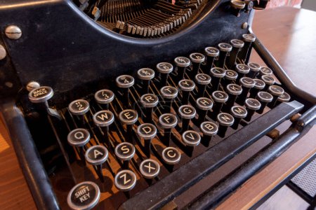 Foto de Una vieja máquina de escribir. Máquina de escribir Vintage Primeros planos foto. - Imagen libre de derechos