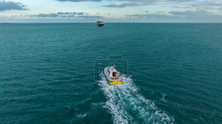 Téléchargez les photos : Photo aérienne du bateau-pilote et du cargo porte-conteneurs - en image libre de droit