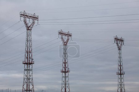 Foto de Pilones eléctricos y líneas de cable contra el cielo nublado - Imagen libre de derechos