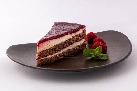 Foto de Rebanada de delicioso pastel de frambuesa, decorado con frambuesas - Imagen libre de derechos