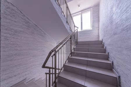Téléchargez les photos : Escalier moderne entre les étages. Escaliers avec rail métallique dans un bâtiment moderne - en image libre de droit