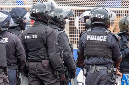 Téléchargez les photos : Officiers de police armés lourds - en image libre de droit