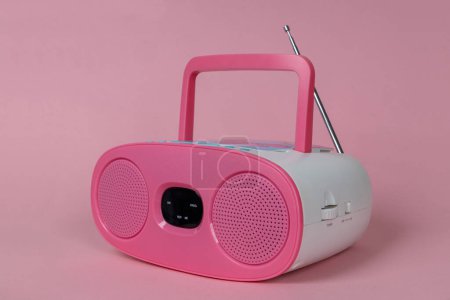 Téléchargez les photos : Lecteur radio CD mp3 stéréo rose sur fond rose. Radio pour enfants mignon et lecteur CD - en image libre de droit