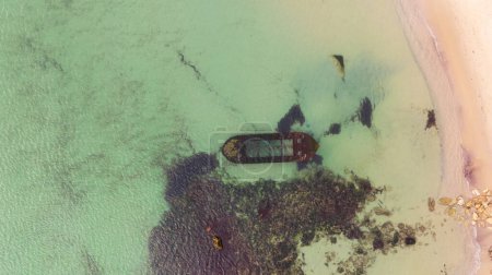 Téléchargez les photos : Vue aérienne d'un bateau coulé. Navire coulé à faible profondeur, près de la plage - en image libre de droit