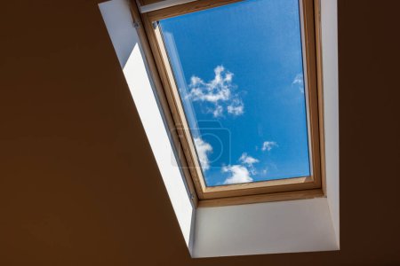 Téléchargez les photos : Vue intérieure d'une fenêtre de toit. Fenêtre de lucarne. Toit fenêtre, puits de lumière - en image libre de droit