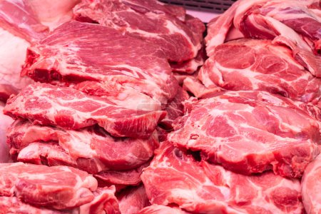 Téléchargez les photos : Gros plan de viande dans un supermarché. Viande crue à la boucherie - en image libre de droit