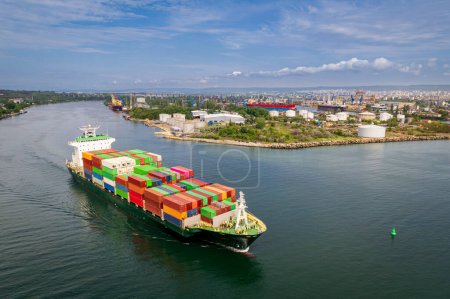 Großes Containerschiff verlässt Hafen. Luftaufnahme von Frachtcontainerschiffen Import Export Container Segeln.