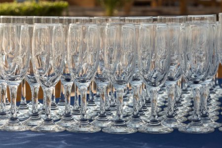 Téléchargez les photos : Beaucoup de verres à champagne vides sur une table. Restauration pour la préparation de l'événement, verres vides pour boire - en image libre de droit