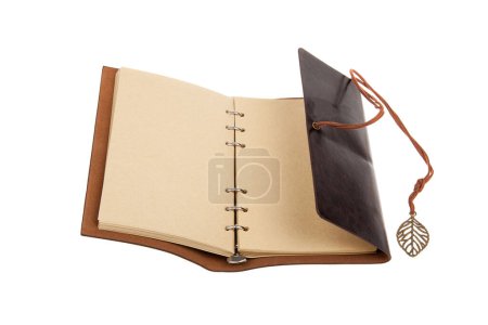 Foto de Cuaderno de cuero vintage abierto, aislado en blanco. Diario de bolsillo - Imagen libre de derechos