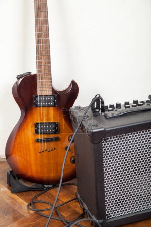 Foto de Guitarra eléctrica y amplificador con cable - Imagen libre de derechos