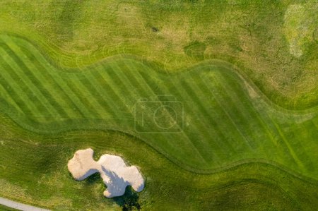 Foto de Vista aérea de un hermoso campo de golf verde - Imagen libre de derechos
