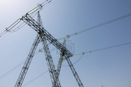 Foto de Pilón eléctrico y líneas de cable contra el cielo azul - Imagen libre de derechos