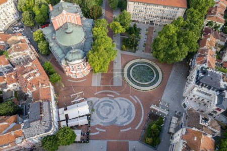 Foto de Vista aérea de la plaza de la Independencia en el centro de Varna, Bulgaria. Varna es la capital del mar de Bulgaria - Imagen libre de derechos
