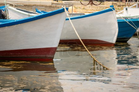 Téléchargez les photos : Gros plan de nombreux bateaux de pêche en bois dans le port - en image libre de droit