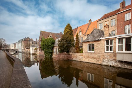 Foto de Hermosas casas a lo largo de los canales de Brujas, Bélgica. Destino turístico en Europa - Imagen libre de derechos