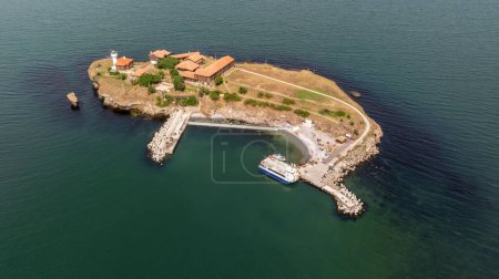 Téléchargez les photos : Vue aérienne de l'île Sainte-Anastasie dans la baie de Burgas, Bulgarie - en image libre de droit