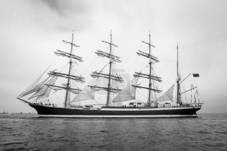 Foto de Antiguo barco con ventas blancas en blanco y negro - Imagen libre de derechos
