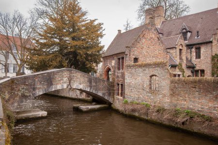 Hermosas casas a lo largo de los canales de Brujas, Bélgica. Destino turístico en Europa