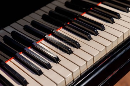 Téléchargez les photos : Arrière-plan du vieux clavier de piano. Gros plan - en image libre de droit